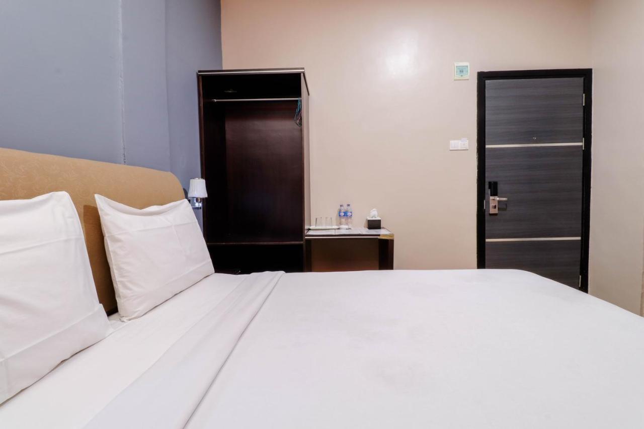 Blitz Hotel Batam Near Sultan Mahmud Ri'Ayat Shah Sekupang Exterior foto
